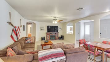 House (5 Bedrooms) | Interior