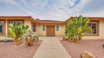 House (5 Bedrooms) | Exterior