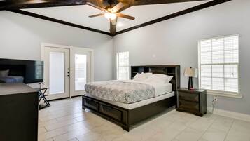 House (5 Bedrooms) | Interior