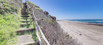 Peaceful Winter Retreat: Oregon Coastline Beach!