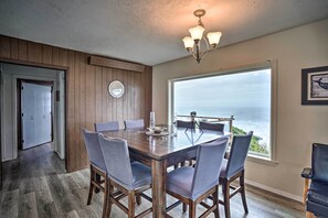 Dining - Serenity By The Sea - Chic Oceanfront Home w/ Deck (Brookings)