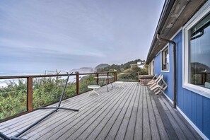 Terrace/patio - Serenity By The Sea - Chic Oceanfront Home w/ Deck (Brookings)