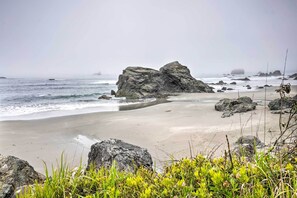 Beach towels, snorkelling - Serenity By The Sea - Chic Oceanfront Home w/ Deck (Brookings)