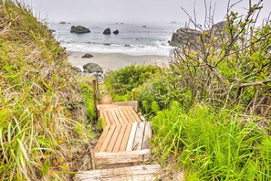 Beach towels, snorkelling - Serenity By The Sea - Chic Oceanfront Home w/ Deck (Brookings)