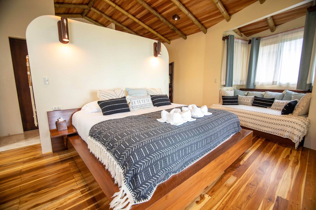 Suite – deluxe | 2 soverom, sengetøy av topp kvalitet, safe på rommet og skrivebord