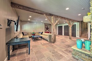 House (6 Bedrooms) | Interior