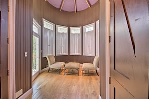 House (6 Bedrooms) | Interior