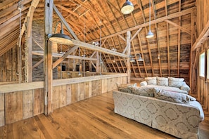 House (6 Bedrooms) | Interior