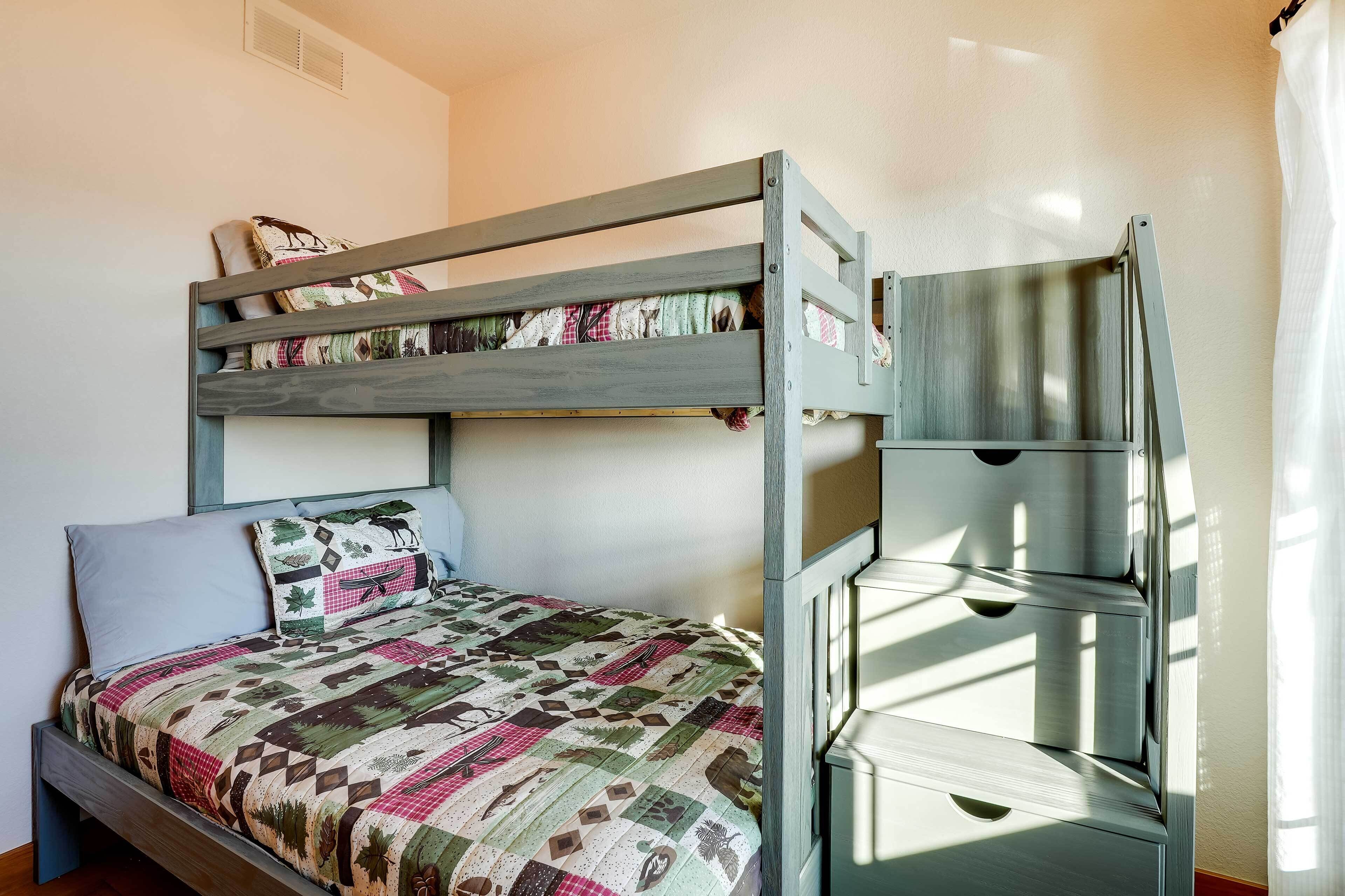 Un lit superposé avec une couvre-lit matelassée, un oreiller et une tête de lit.