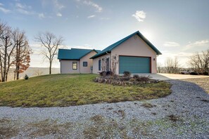 House (4 Bedrooms) | Interior - Water-view Home Half Mile to Table Rock Lake (Green Forest)