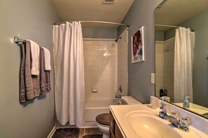A bathroom with a shower, toilet, sink, and a mirror. - Houston Family Home w/ Yard ~ 8 Mi to NRG Stadium! (Houston)
