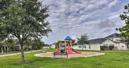 Houston Family Home w/ Yard ~ 8 Mi to NRG Stadium!