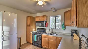 House (3 Bedrooms) | Interior