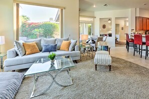 Fernseher, Kamin, DVD-Player, Bücher