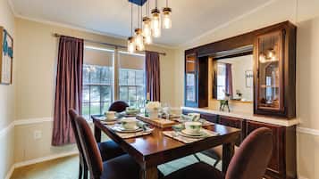 House (3 Bedrooms) | Interior