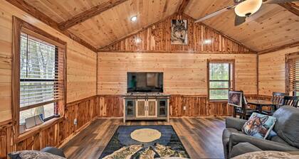 Cozy Broken Bow Cabin, Walk to the Lukfata Creek!