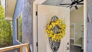 A white door with a glass panel and a yellow flower wreath. - Bay Area Vacation Rental 4 Mi to Stanford! (Redwood City)