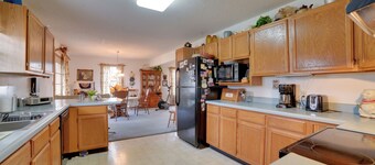 Peaceful Hazel Cottage w/ Deck & Yard!