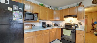Peaceful Hazel Cottage w/ Deck & Yard!
