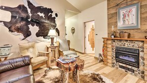 Living area - Family-friendly Vacation Rental in Williams! (Williams)