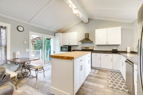 Cozy North Bend Getaway Near Dunes + Ocean!