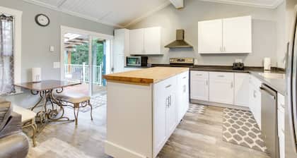 Cozy North Bend Getaway Near Dunes + Ocean!