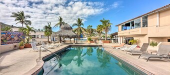 Condo in Plaza Nautica < 1 Mile to The Arch!