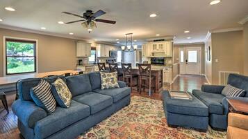 House (4 Bedrooms) | Interior