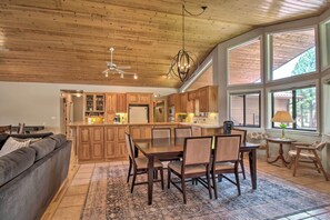 Interior - Yard, Grill & Games: Spacious Cabin in Lakeside! (Lakeside)