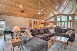 Interior - Yard, Grill & Games: Spacious Cabin in Lakeside! (Lakeside)