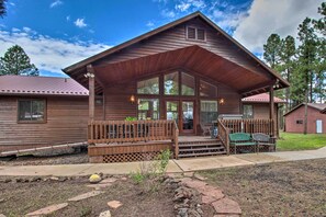 Interior - Yard, Grill & Games: Spacious Cabin in Lakeside! (Lakeside)