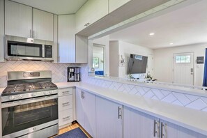 Microondas, horno, placa de cocina, licuadora