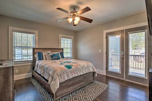 4 bedrooms, iron/ironing board, bed sheets - Updated Historic Cottage < 5 Mi to Downtown Atl! (Atlanta)