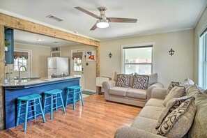 House (2 Bedrooms) | Living area - 'rustic Fleur De Lis' Charming New Iberia Gem (New Iberia)