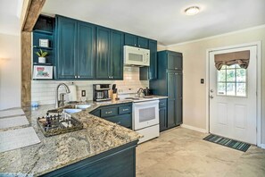 House (2 Bedrooms) | Private kitchen | Microwave, oven, stovetop, cookware/dishes/utensils - 'rustic Fleur De Lis' Charming New Iberia Gem (New Iberia)