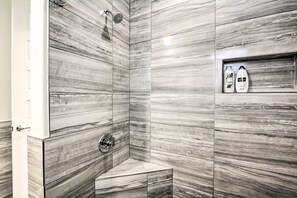 House (5 Bedrooms) | Bathroom | Shower