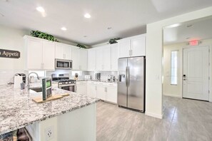 House (5 Bedrooms) | Private kitchen | Microwave, oven, stovetop, dishwasher - Spacious Surprise Home Near Sports Stadiums! (Surprise)