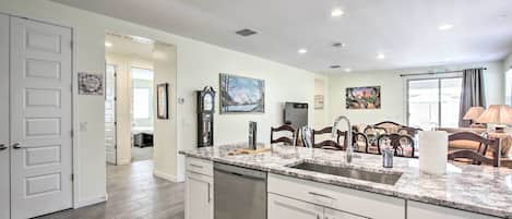 Casa (5 Bedrooms) | Cocina privada | Microondas, horno, parrilla de estufa y lavavajillas