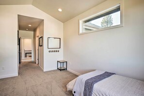 Apartment (4 Bedrooms) | Interior - Luxury Mt Bachelor Retreat w/ Hot Tub & Patio (Bend)