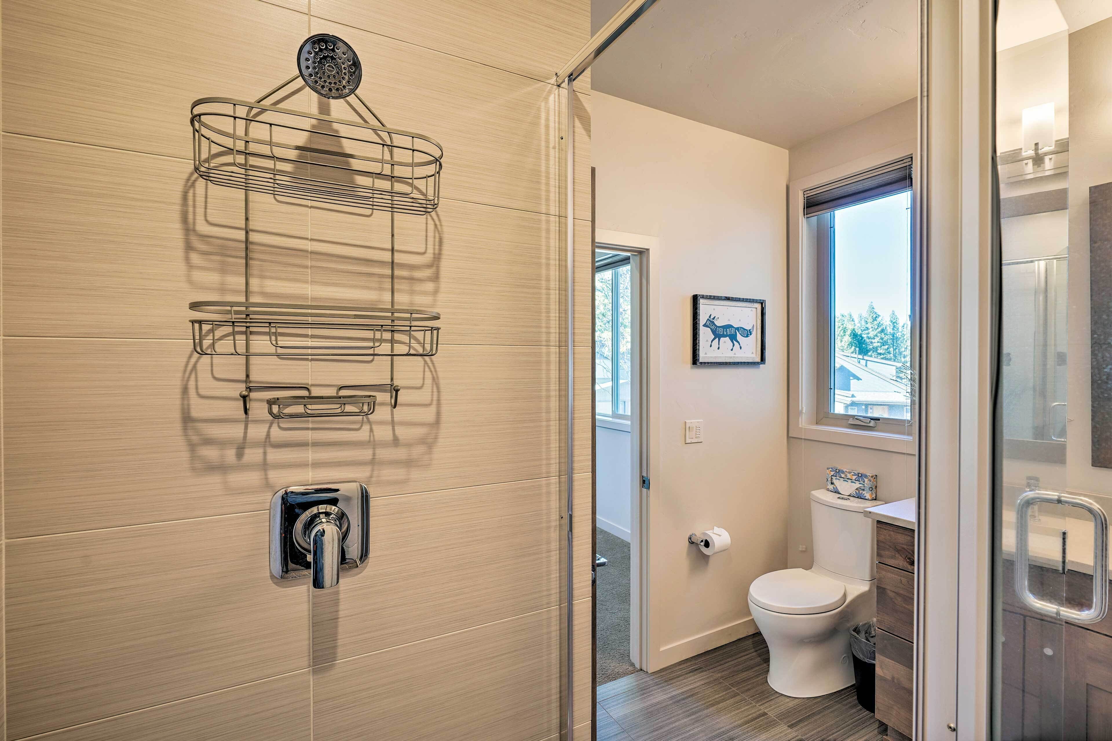 Ein modernes Badezimmer mit Dusche, Toilette und Waschbecken.