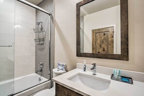 Apartment (4 Bedrooms) | Interior - Luxury Mt Bachelor Retreat w/ Hot Tub & Patio (Bend)