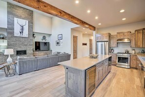 Apartment (4 Bedrooms) | Interior - Luxury Mt Bachelor Retreat w/ Hot Tub & Patio (Bend)