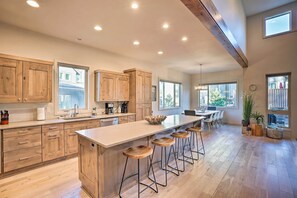 Apartment (4 Bedrooms) | Interior - Luxury Mt Bachelor Retreat w/ Hot Tub & Patio (Bend)