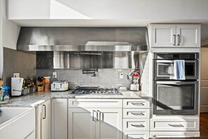 Interior - Modern Knoxville Gem: Near Campus & Eateries! (Knoxville)