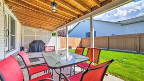 Outdoor dining - Idaho Falls Townhome ~ 5 Mi to Tauthaus Park! (Idaho Falls)