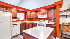 Apartment (4 Bedrooms) | Private kitchen - Idaho Falls Townhome ~ 5 Mi to Tauthaus Park! (Idaho Falls)
