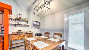 Dining - Idaho Falls Townhome ~ 5 Mi to Tauthaus Park! (Idaho Falls)