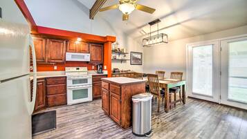 Apartment (4 Bedrooms) | Private kitchen | Microwave, oven, stovetop, dishwasher