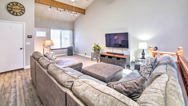 Living area - Idaho Falls Townhome ~ 5 Mi to Tauthaus Park! (Idaho Falls)