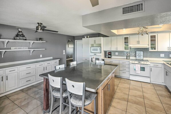 Microwave, oven, stovetop, dishwasher - House w/ Covered Patio > 1 Mi to Lake Havasu! (Lake Havasu City)